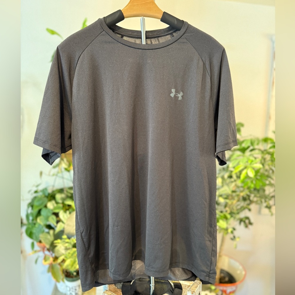 Under Armour LG Tech Tee in Dark Gray/Black Workout